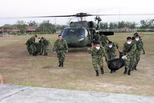 <p>Traslado de guerrilleros abatidos. Foto: D&eacute;cima Octava Brigada.</p>