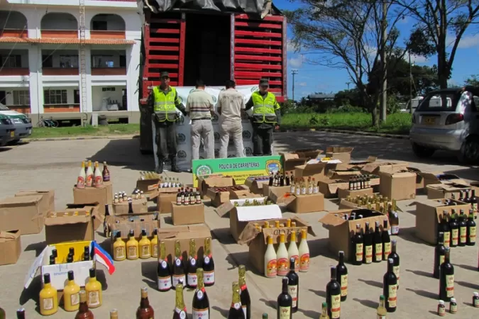 Un camión con más de 11 mil botellas de licor adulterado procedente de los Santanderes, fue inmovilizado por la Policía Nacional cuando intentaba ingresar a la ciudad de Arauca.