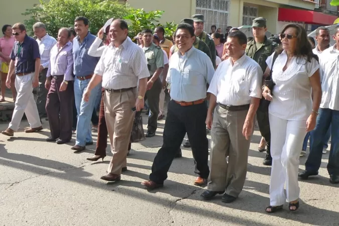 El gobernador, Luis Eduardo Ataya participó en la marcha para protestar por el precario estado de la salud en el departamento de Arauca. La Supersalud tiene millonarias deudas con los hospitales de la región.