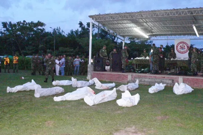 <p>El Ej&eacute;rcito traslado los cuerpos para su identificaci&oacute;n en Arauca.</p>