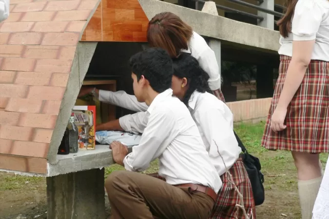 Los bachilleres del colegio Comfiar en Arauca cerraron la urna del tiempo, con sus sueños, fotos y objetos. La abrirán en el año 2020. 