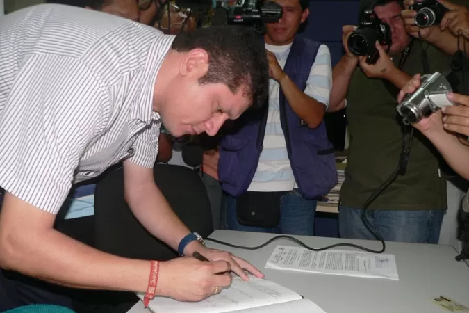 <p>Carlos Raúl Suárez Castellanos firmó la acta de posesión como Alcalde en el Juzgado Promiscuo de Arauca.</p>