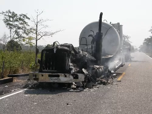 Dos vehículos fueron quemados por la guerrilla en el sector de Panamá de Arauca.