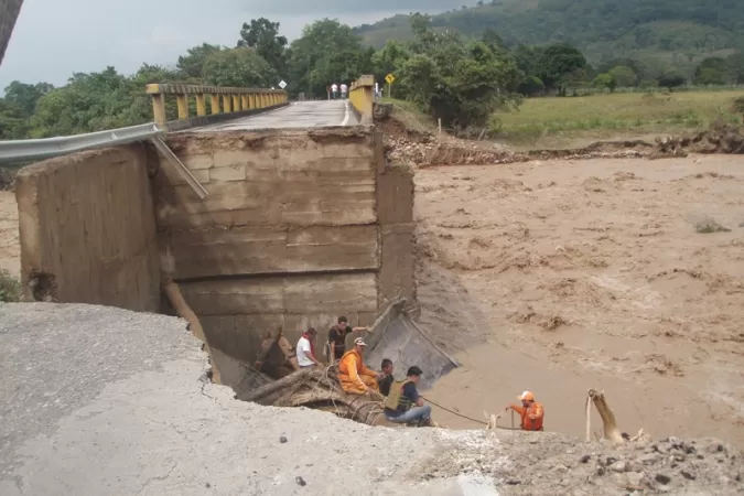 Una sección del puente sobre el río Lopeño en Tame fue derribado por las turbulentas aguas que descienden de la cordillera Oriental.