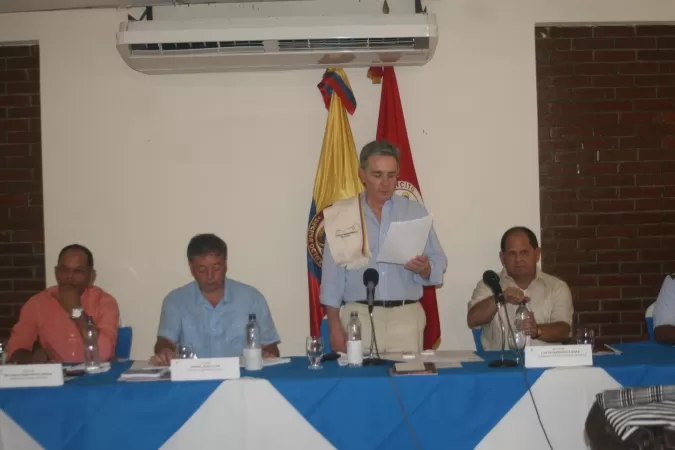 El presidente Álvaro Uribe Vélez analiza la situación de orden público en el departamento de Arauca en un Consejo de Seguridad que se lleva a cabo en la Brigada 18.