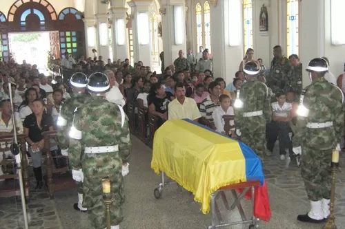 <p>Exequias de soldado muerto en atentado. Foto: D&eacute;cima Octava Brigada.</p>