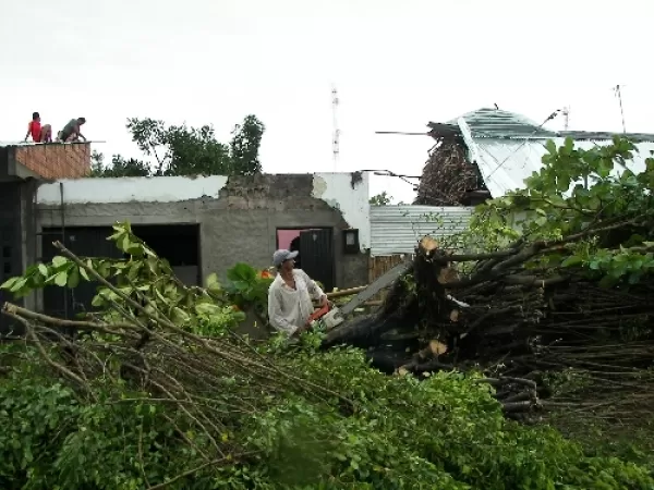 El vendaval que afecto al municipio de Arauca el domingo 11 de julio, dejo damnificadas a 65 familias que ha recibido ayuda de las autoridades del municipio.