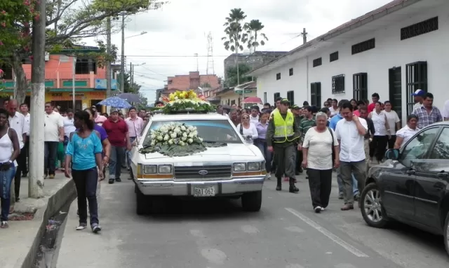 Los araucanos acompañaron a Germán Gómez a su última morada en Arauca. Foto: Iván Franco.