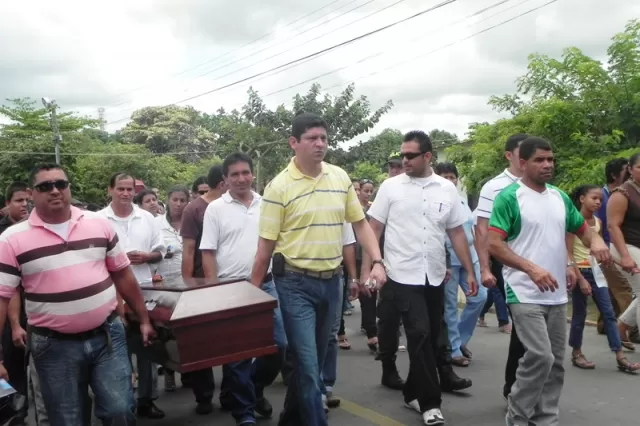 Se realizó el sepelio de Germán Gómez, fumigador de la Unidad de salud de Arauca. Asesinado luego de ser secuestrado por un grupo armado ilegal en Bocas del Ele, Arauca. Foto: Iván Franco.