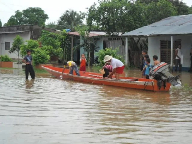 Los habitantes de Puerto Rondón utilizaron canoas para navegar por las calles y también para evacuar sus residencias inundadas por el río Casanare.
