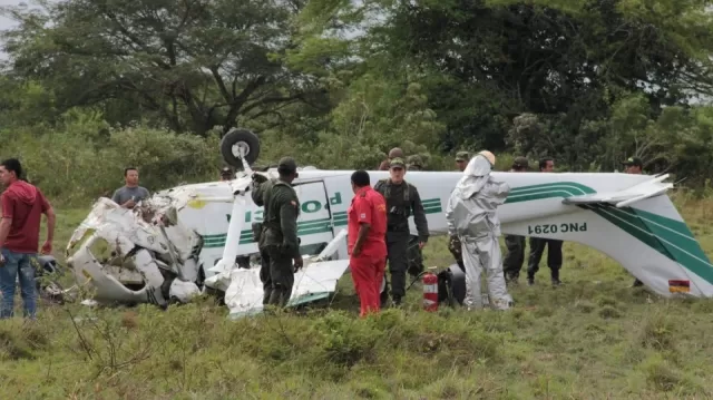 Una avioneta de la Policía Nacional aterrizó de emergencia cerca al aeropuerto Santiago Pérez Quiroz de Arauca, resultando heridos seis uniformados entre ellos el coronel Wilson Bravo, comandante de la Policía en Arauca. Foto: Francisco Díaz.    