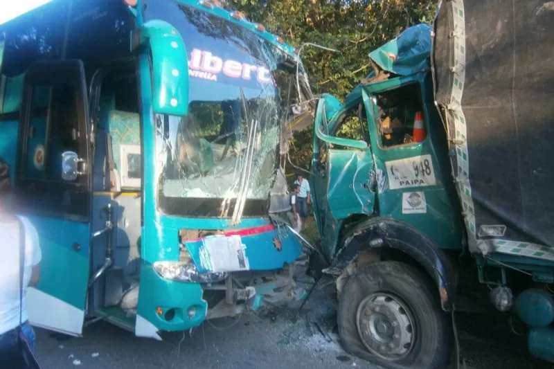 El accidente de un bus de la empresa Libertadores que chocó de frente contra un camión en la vía Tame - Bogotá dejó cuatro personas heridas. Foto: Cayo Mario Sepulveda.