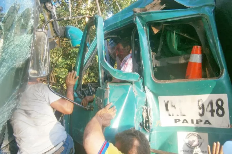 El conducto de camión fue rescatado por el cuerpo de bomberos y habitantes del sector y pasajeros del bus. Foto: Cayo Mario Sepulveda.