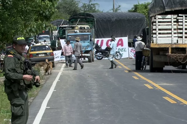 Varios vehículos fueron atravesado en la vía de acceso a la capital del departamento de Arauca, donde los sindicatos y gremios protestaron para defender las regalías petroleras que produce la región.