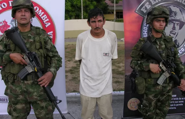 Fue capturado por el Ejército en zona rural de Arauquita. Tenía en su poder a los dos niños. Foto: Décima Octava Brigada.