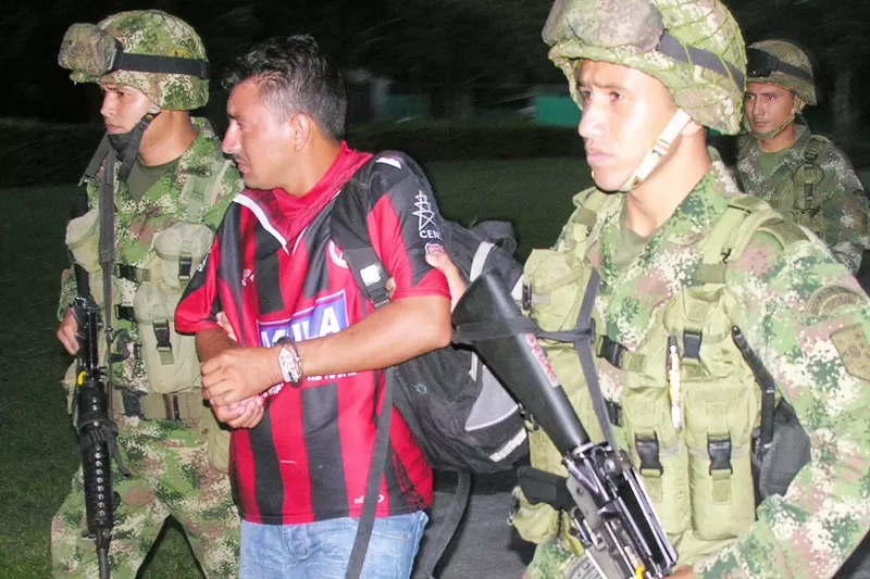 John Javier Rueda Pedroza, presunto guerrillero de las Farc, capturado por el Ejército en Puerto Jordán, Tame, fue trasladado a la ciudad de Arauca donde es requerido por la Fiscalía.