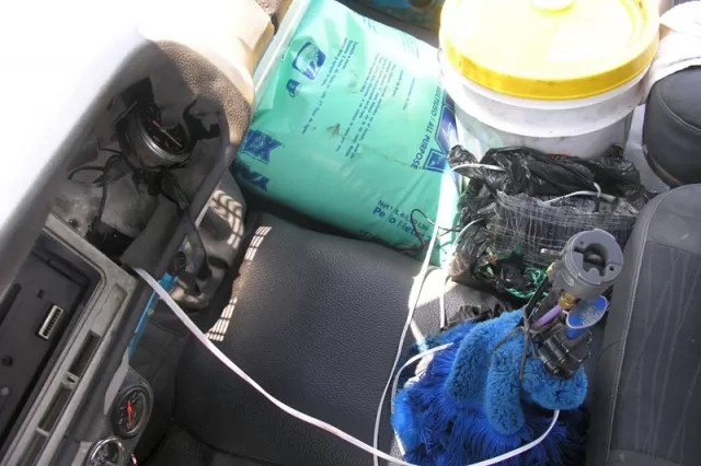 Carga de Baterías envueltas en bolsas plásticas, a las cuales les instalaron cable dúplex