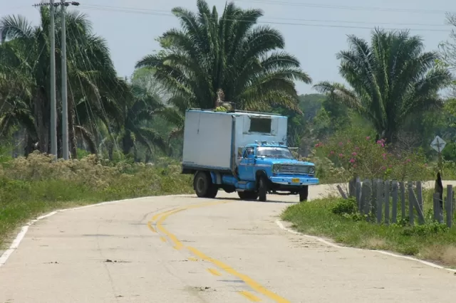 El Furgón al que la guerrilla le iba a acondicionar cargas explosivas fue atravesado en la vía Tame - Arauca, entre los poblados de Puerto Jordán y Panamá.