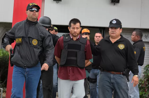 Los dos presuntos guerrillerso fueron entregados a una comisión de la Policía Colombiana en el Aeropuerto Internacional de Maiquetía de Caracas, Venezuela. Foto: Gil P. Roberto.