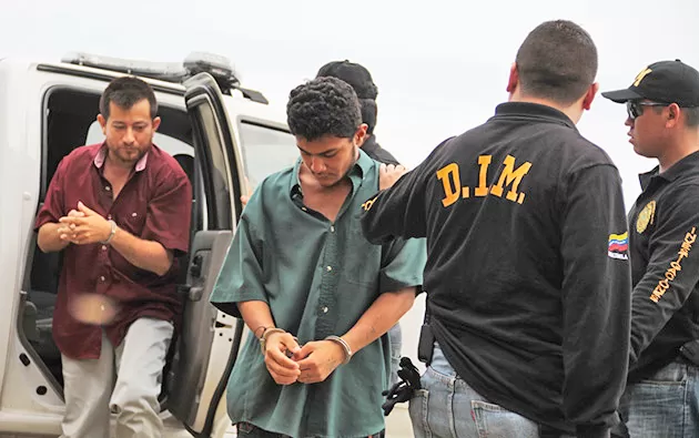 Carlos Duván Pérez Marín, y Carlos Julio Tirado Hernández, presuntos guerrilleros del Eln que participaron en el homicidio de tres infantes de marina el pasado 17 de marzo en Arauca fueron expulsados de Venezuela. Foto: Gil P. Roberto.     