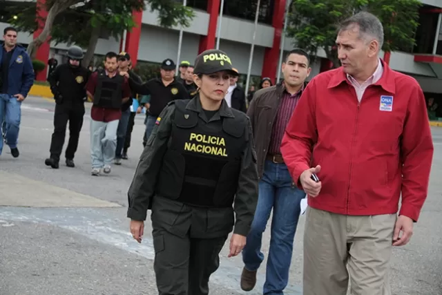 Una comisión de la Policía Colombiana recibió a los dos guerrilleros expulsados en el Aeropuerto Internacional de Maiquetía de Caracas. Foto: Gil P. Roberto.