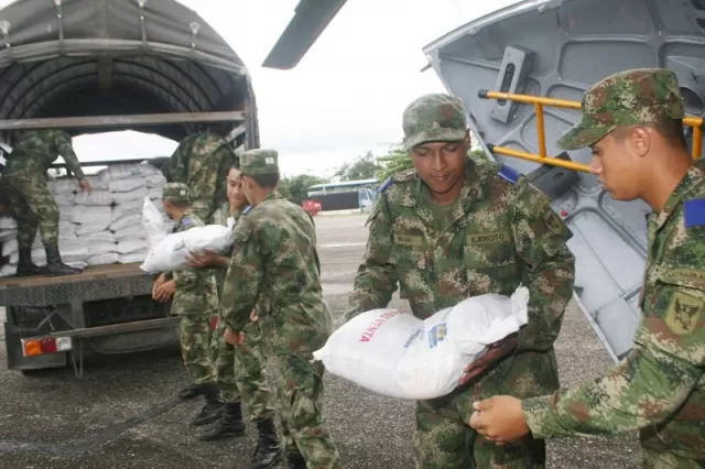 La Gobernación del Arauca y al Brigada 18 llevaron ayudas a los habitantes de Puerto Rondón, afectados por el desbordamiento de las aguas del río Casanare.