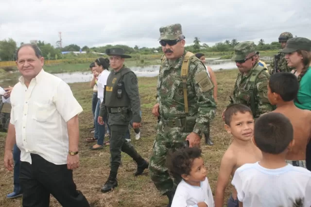 El gobernador de Arauca, Luis Eduardo Ataya y el general Jaime Reyes Bretón llevaron ayudas a los habitantes de Puerto Rondón.
