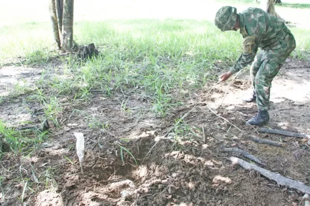Los tres artefactos explosivos tipo balón fueron descubiertos por el Ejército entre Tame  y Fortul.