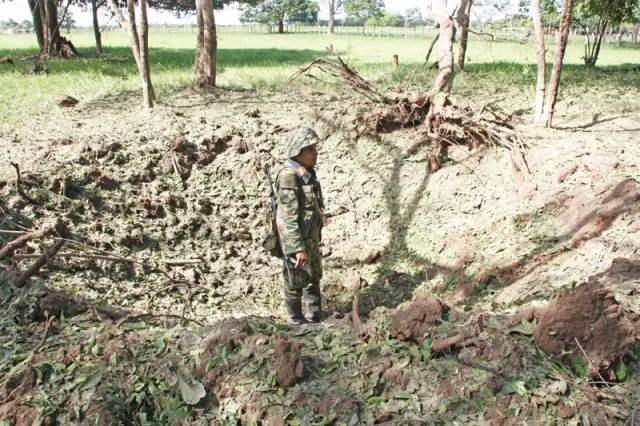Los artefactos explosivos cargados con metralla y anfo encontrados por el Ejército en la vereda Palmarito, estaban distribuidos en 100 metros de la vía entre Tame y Fortul. 