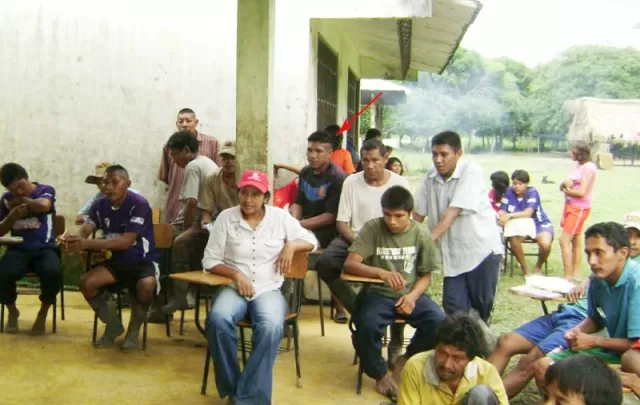 El indígena muerto por el Ejército, Humberto Peroza Wampiare (señalado) participó una en una reunión de su comunidad La Voragine con miembros de la Defensoría del Pueblo y Acnur.
