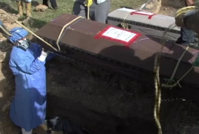 La inhumación estatal en el cementerio de Arauca fue realizada por el Instituto de Medicina Legal previa autorización de la Fiscalía. Foto: Canal CNC Arauca.