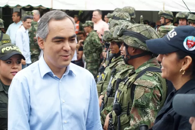El ministro de defensa en la instalación del los gaulas en el departamento de Arauca.