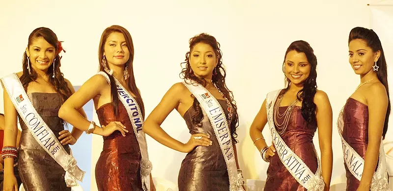 Las cinco candidatas que participan en el reinado a señorita Arauca 2011. La ganadora representará al departamento en el Reinado internacional del Joropo.