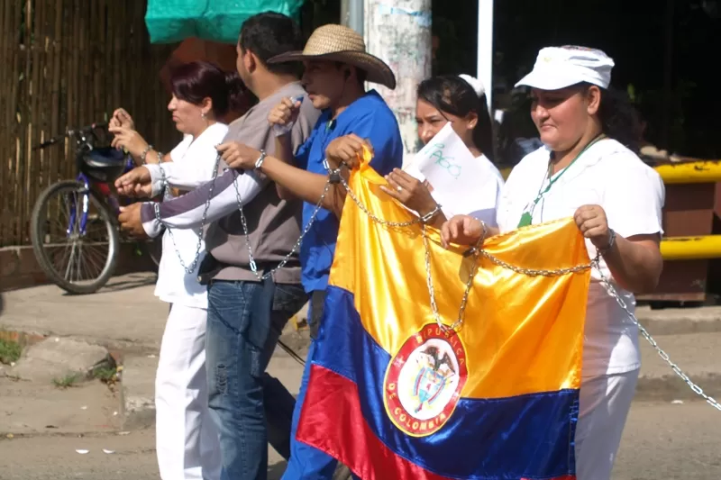 Encadenados marcharon algunos trabajadores del Hospital San Vicente de Arauca, algunos dijeron que les debían hasta 6 meses de salarios.