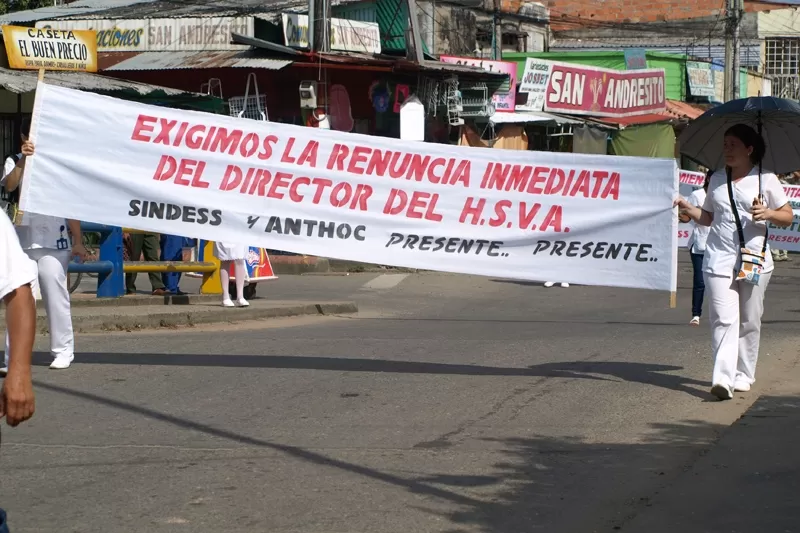 Trabajadores del Hospital San Vicente marcharon para pedir solución a la crisis que tiene el ente de salud. también pidieron la renuncia del director.