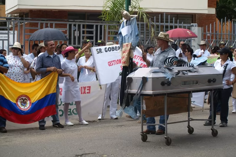 Pago de sueldos y una solución definitiva a los problemas que tiene el hospital San Vicente de Arauca, pidieron sus trabajadores que marcharon por la capital del departamento.