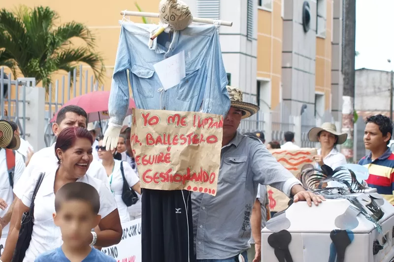 Trabajadores del Hospital San Vicente de Arauca protestaron frente a la Gobernación, solicitando solución a los problemas que tiene la entidad de  salud y el pago de sus sueldos.