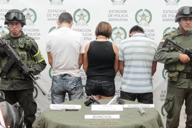 En Saravena cuando portaban ilegalmente dos pistolas, un silenciador, dos proveedores y 36 cartuchos, fueron capturados por la Policía Nacional en un puesto de control. 