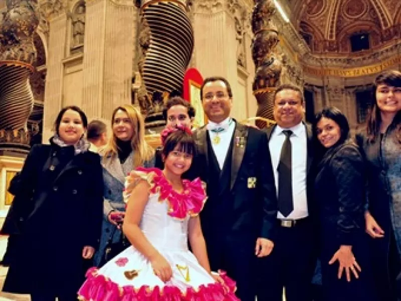 Nohora Valentina Muñoz, la niña que paso secuestrada durante 18 días se reunió con el Papa Benedicto XVI, quien pidió erradicar toda injusticia, violencia, criminalidad, inseguridad ciudadana, narcotráfico y extorsión en el país. Foto: Caracol radio.