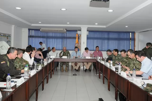 El Presidente Juan Manuel Santos lideró este jueves un Consejo de Seguridad en Arauca (Arauca), para evaluar la situación de orden público en la región. Lo acompañan el Comandante de las Fuerzas Militares, almirante Edgar Cely; los altos mandos militares; el  Gobernador de Arauca, Luis Eduardo Ataya; y el Alcalde de Arauca, Carlos Suárez. Foto: César Carrión SIG.