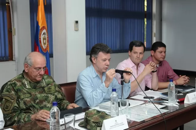 El Presidente Juan Manuel Santos Calderón durante el Consejo de Seguridad que lideró en la ciudad de Arauca (Arauca). Lo acompañan el Comandante de las Fuerzas Militares, almirante Édgar Cely, y el Alto Asesor de Seguridad Nacional, Sergio Jaramillo. Foto: César Carrión SIG.