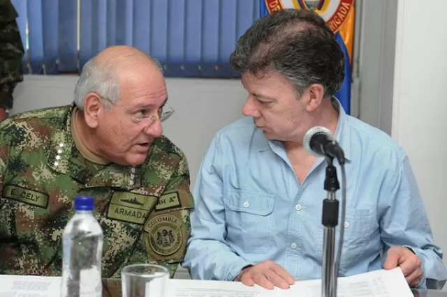 l Presidente Juan Manuel Santos escucha un comentario del comandante de las Fuerzas Militares y Ministro (e) de Defensa, almirante Édgar Cely, durante el Consejo Extraordinario de Seguridad que se cumplió este jueves en Arauca. Foto: César Carrión SIG.