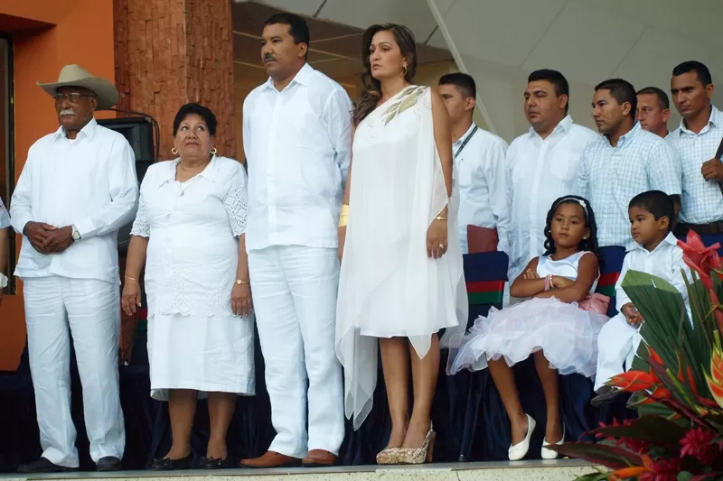 José Facundo Castillo Cisneros con su familia en el acto de posesión como gobernador del departamento de Arauca.