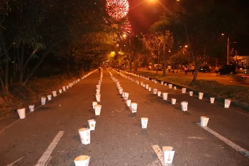 <p>Velitas colocadas por la Polic&iacute;a Nacional.</p>