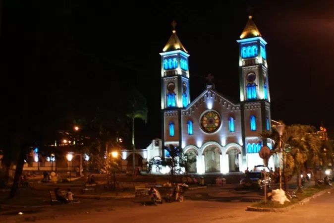 En Guamal, Meta iluminaron la iglesia con 124 reflectores leds que consumen 2.400 watios doce veces menos que el requerido con la iluminación tradicional. 