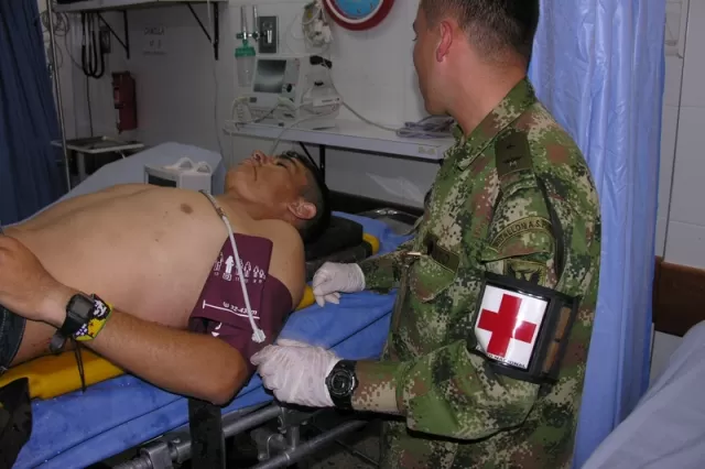 Uno de los guerrilleros recibió atención médica por las heridas recibidas en combate.