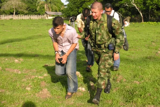 Los tres guerrilleros desmovilizados en Puerto Rondón fueron transportados a la ciudad de Arauca, donde se definirá su situación judicial.