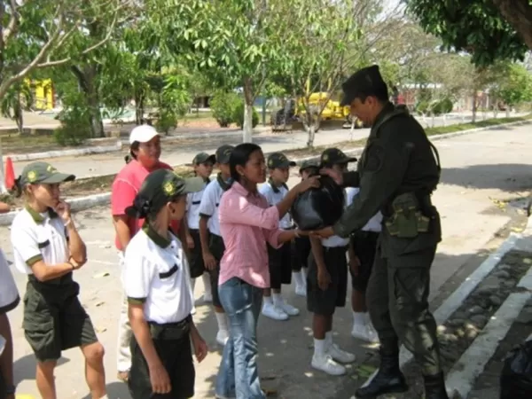 <p>Los 50 mercados recogidos fueron entregados a la comunidad de bajos recursos de Barranca de Up&iacute;a en el Meta.</p>