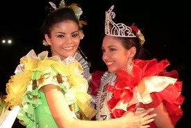 Giselle Vesga Colina es coronada por su antecesora Claret Yerina Guanare Torres.