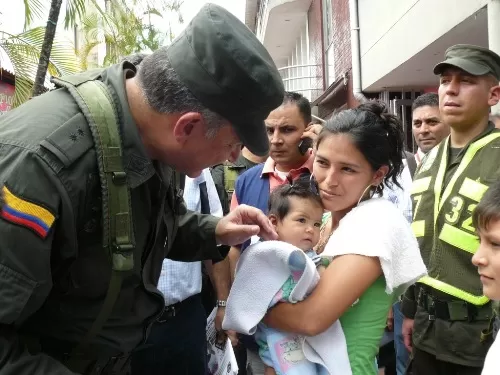 <p><em>Mayor General &Oacute;scar Naranjo Trujillo con la comunidad de Villavicencio.</em></p>